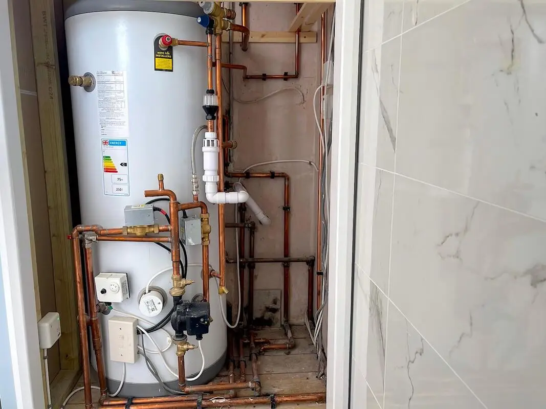 Hot water cylinder pipework